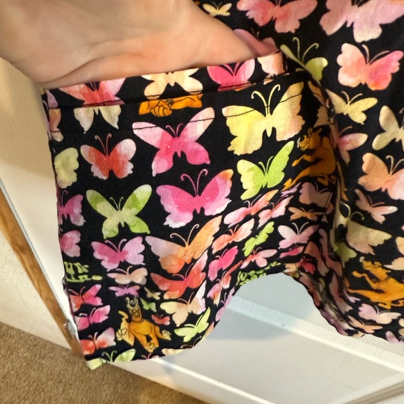 Scooby-Doo Butterfly Print Scrub Top - Picture 4 of 5